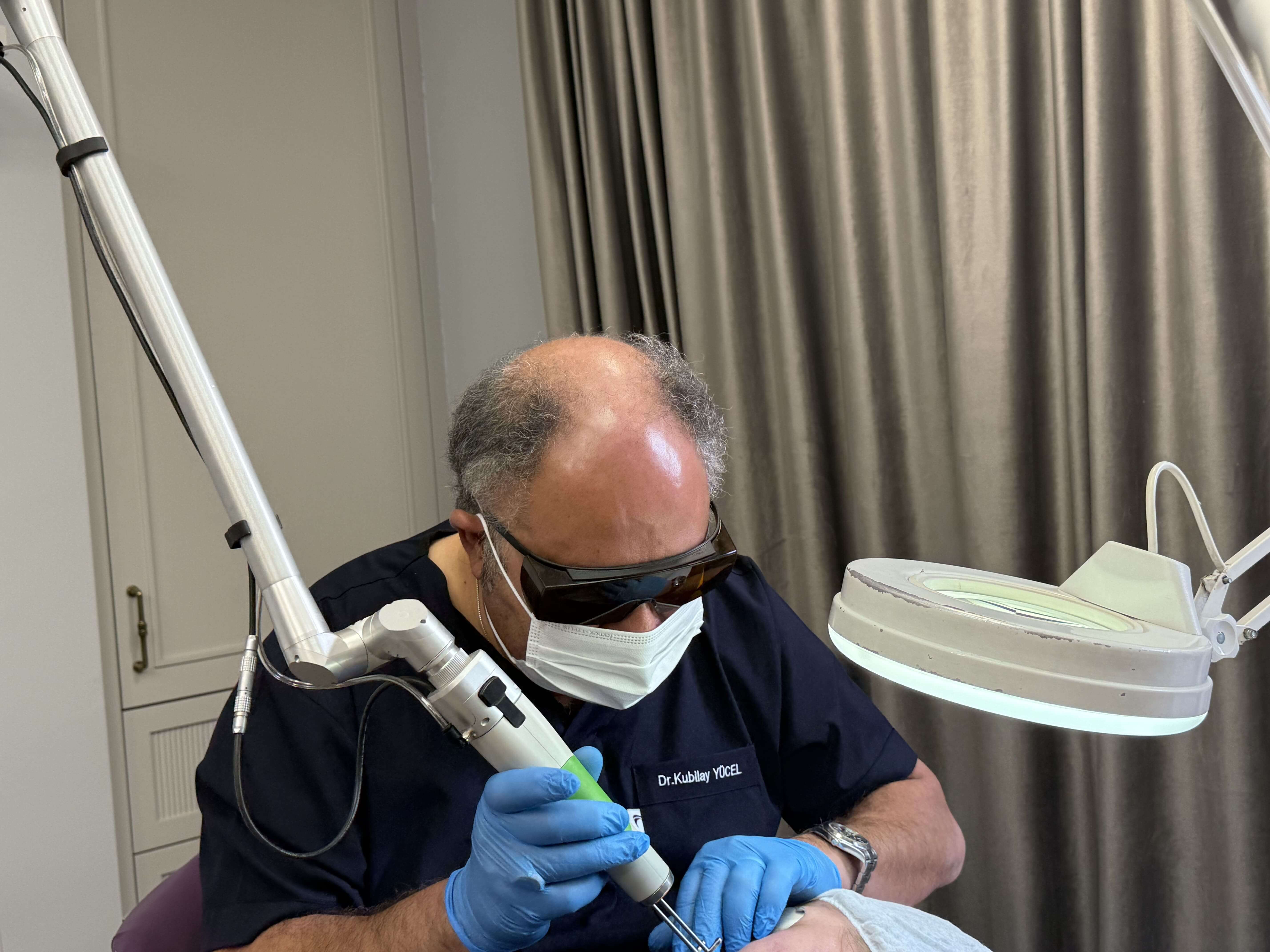 CO2 fraktionierte Laserbehandlung gegen Akne und Narben in der Kubilay Yücel Klinik in Antalya