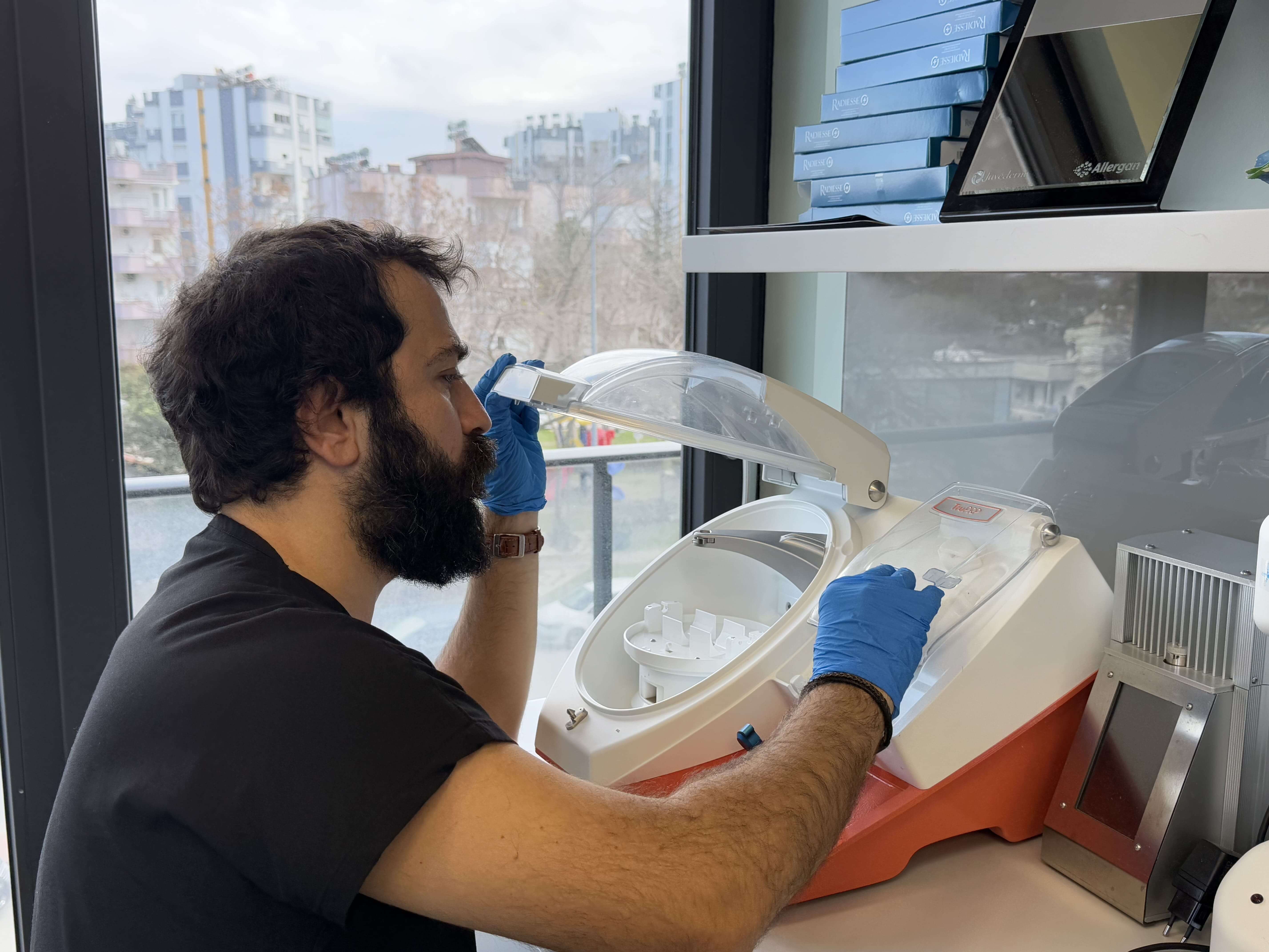 Antalya'da Özel Kubilay Yücel Polikliniği'nde uygulanan Magellan Vampire Facelift ile doğal PRP tedavisi ve cilt gençleştirme işlemi