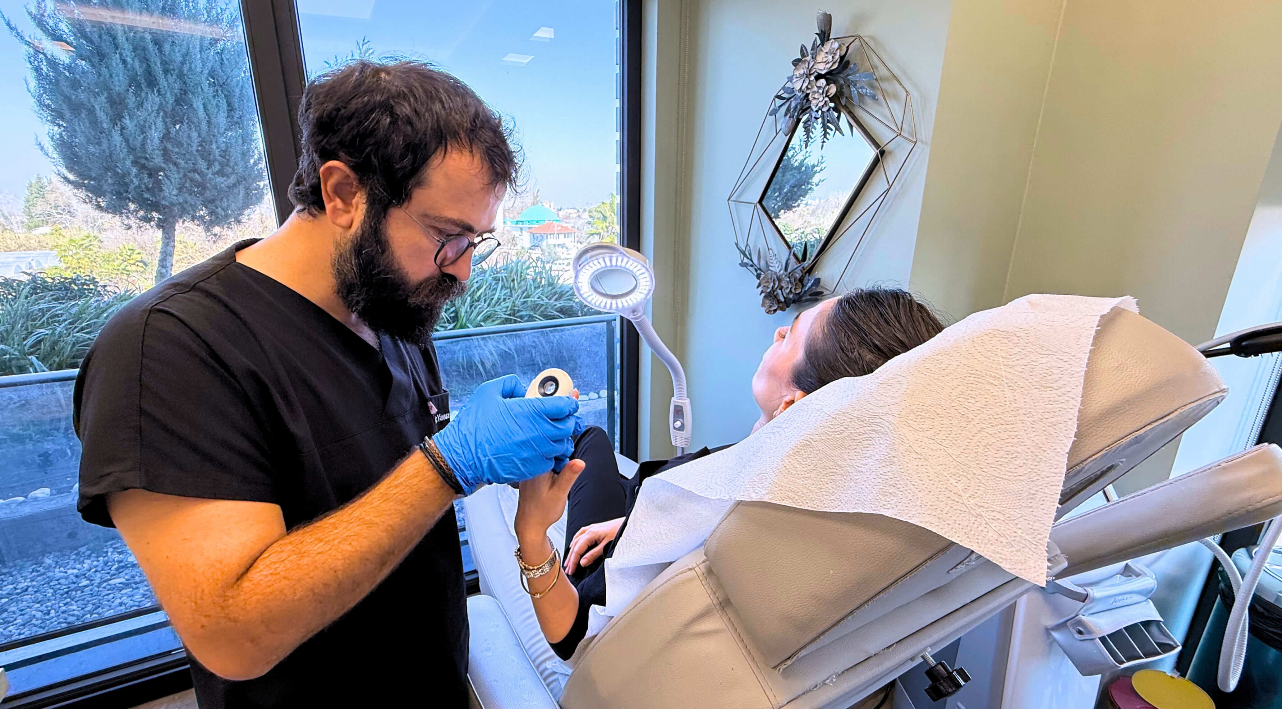 Antalya Özel Kubilay Yücel Polikliniği’nde Dermatolog Dr. Kubilay Yücel tarafından yapılan tırnak egzaması değerlendirmesi.